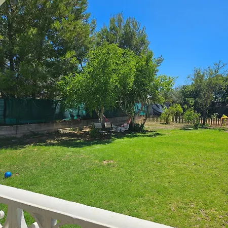 Large Yard, Large Lawn, Independent